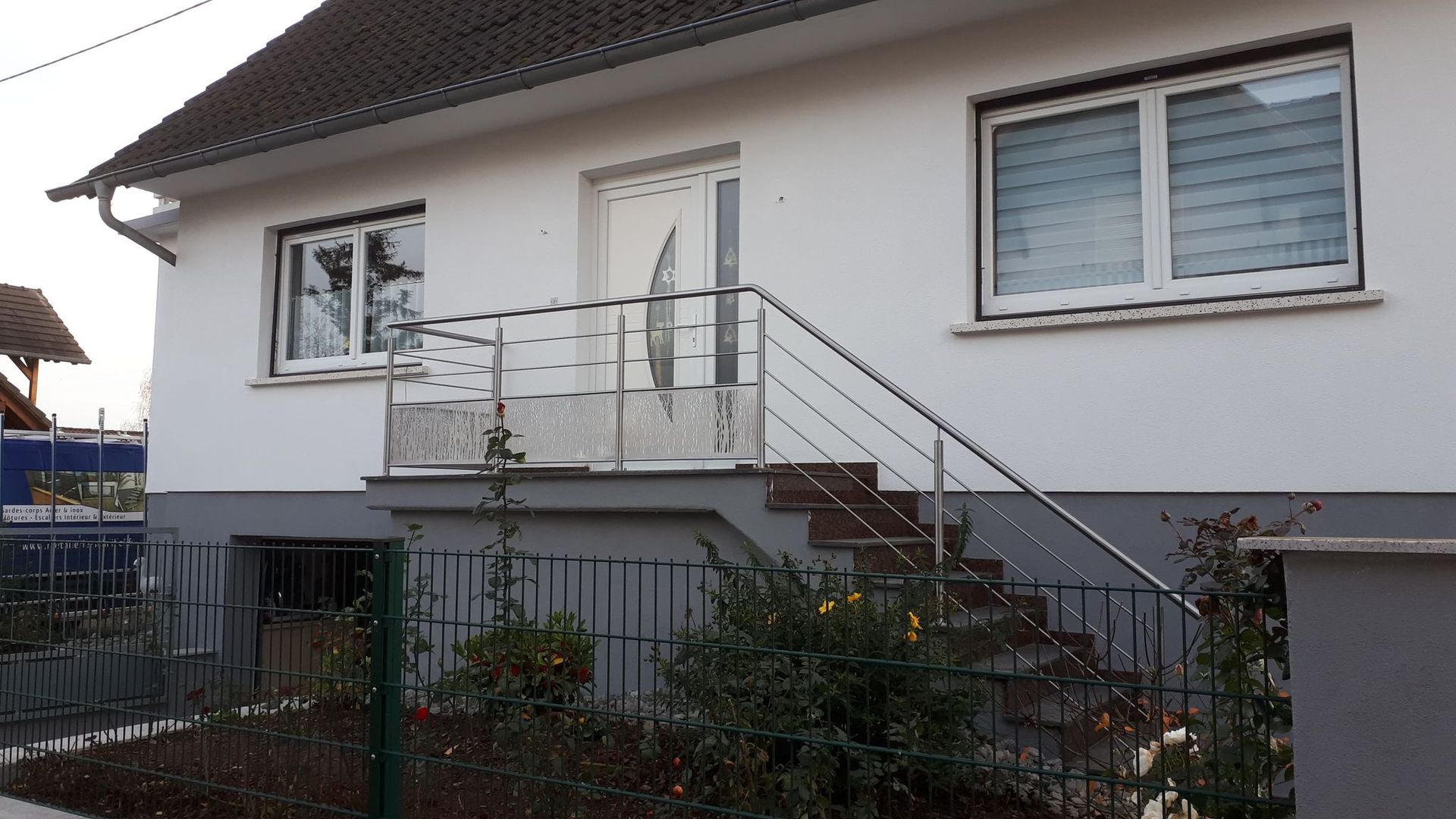Garde-corps pour escalier d'accès à une maison semi enterré