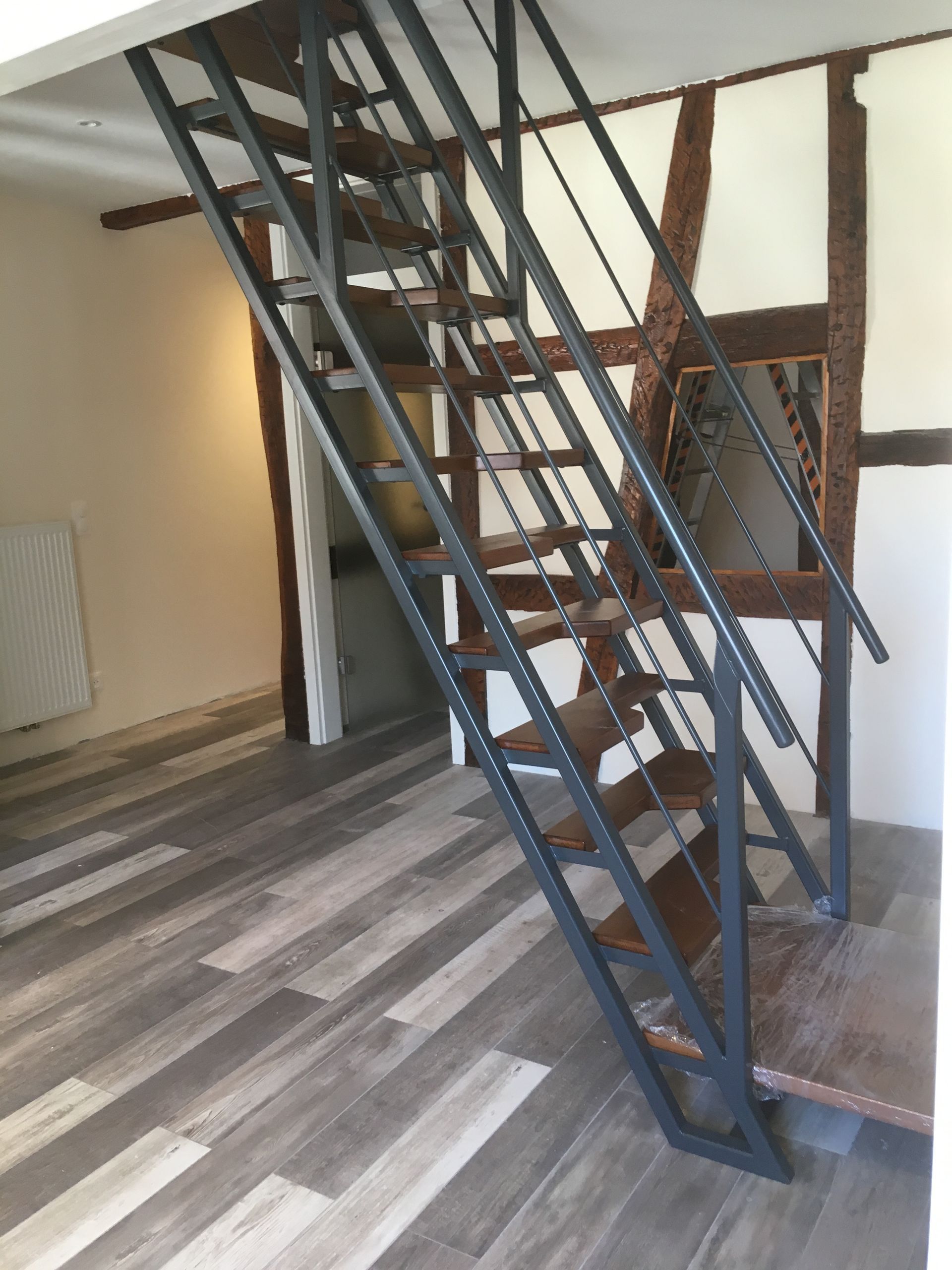 Escalier mezzanine noir et bois sombre