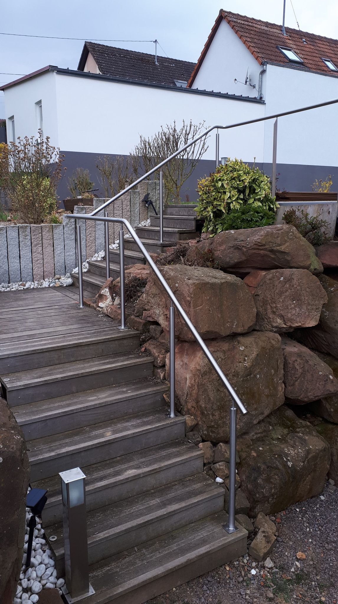 Garde-corps pour escalier extérieur en bois