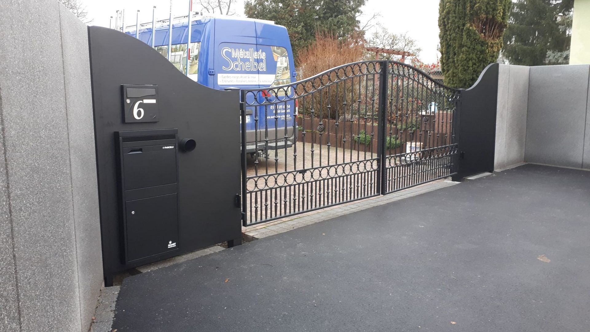 Portail battant métallique noir