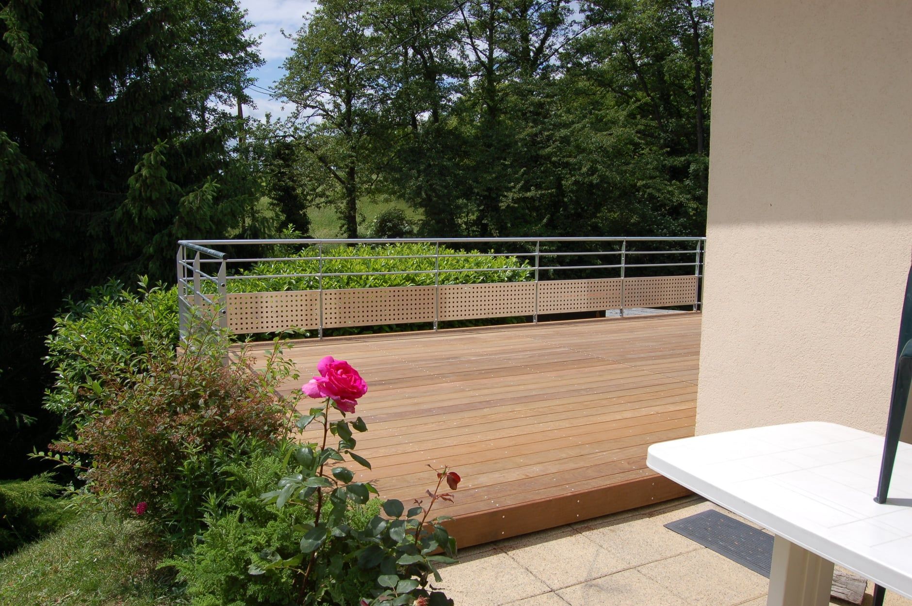 Terrasse en bois avec garde-corps en alu
