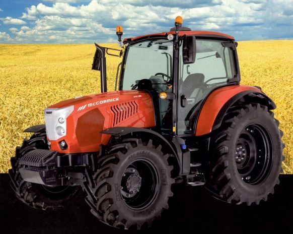 Tractor de juguete rojo para montar con barra antivuelco negra y ruedas naranjas sobre un fondo blanco.