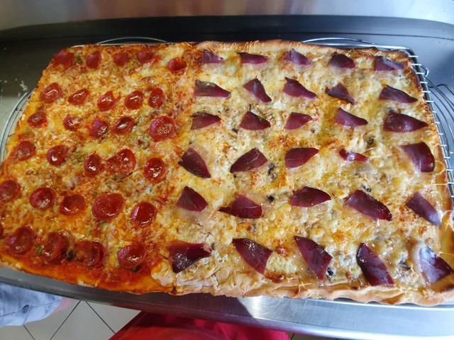 Plaque de pizza avec 2 goûts au choix