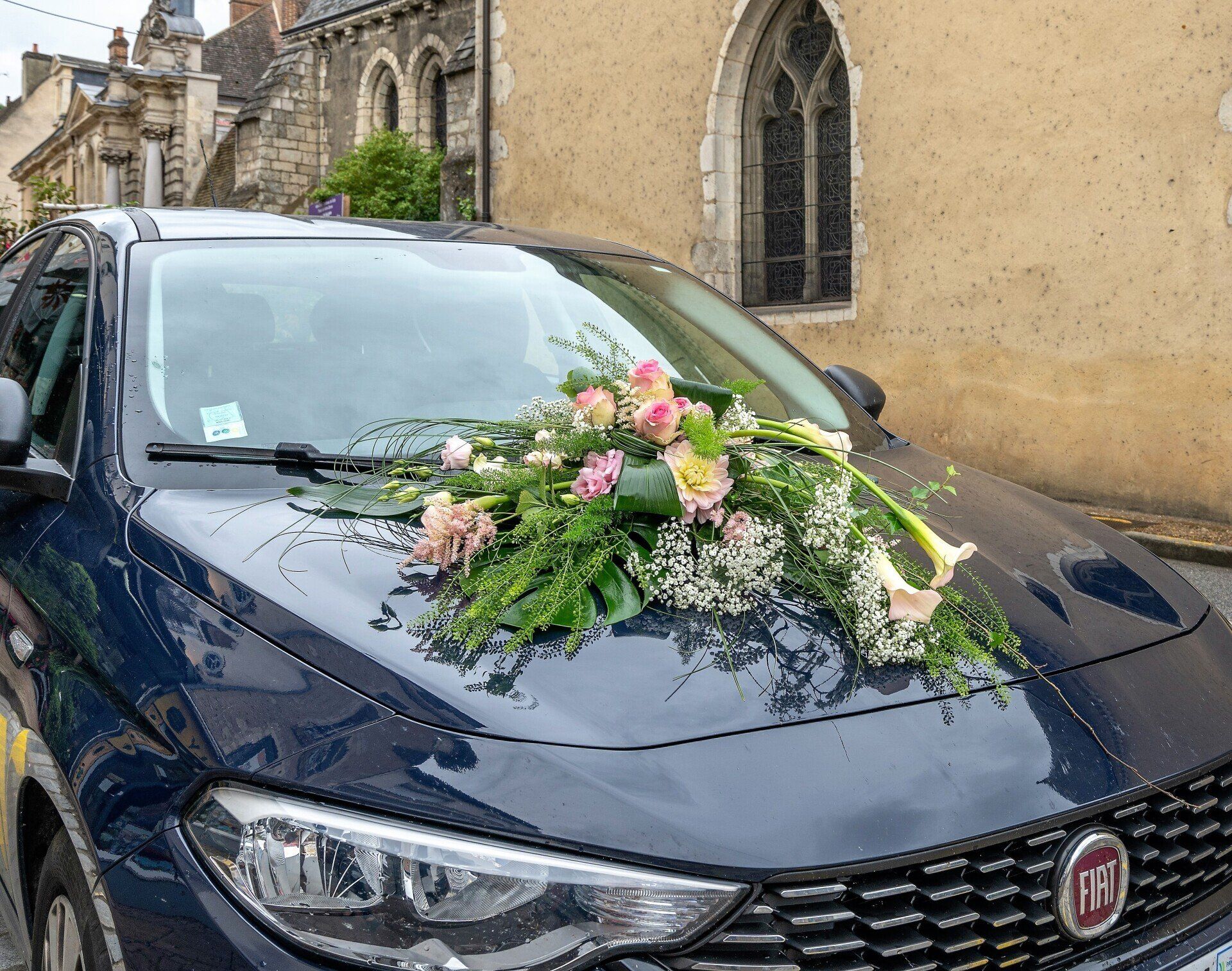 Bouquet sur une voiture noire