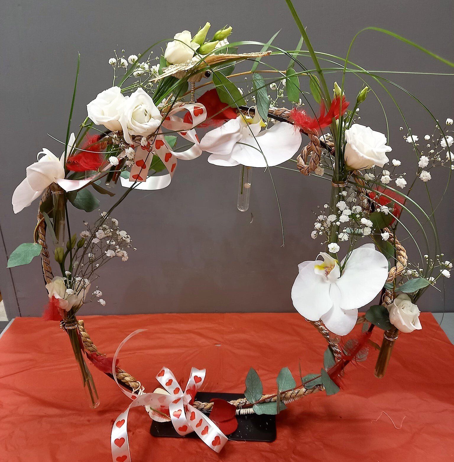 Composition florale en couronne verticale