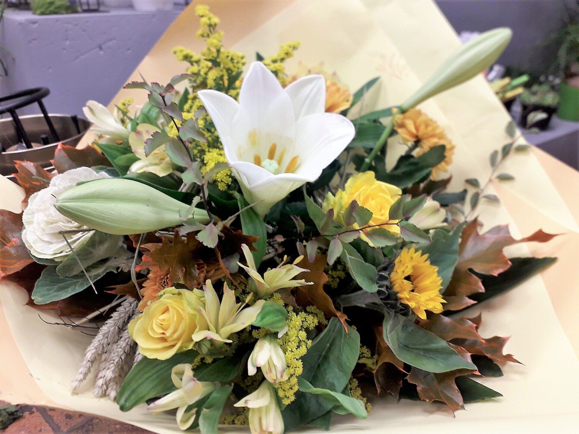 Bouquet avec fleurs blanches et jaunes