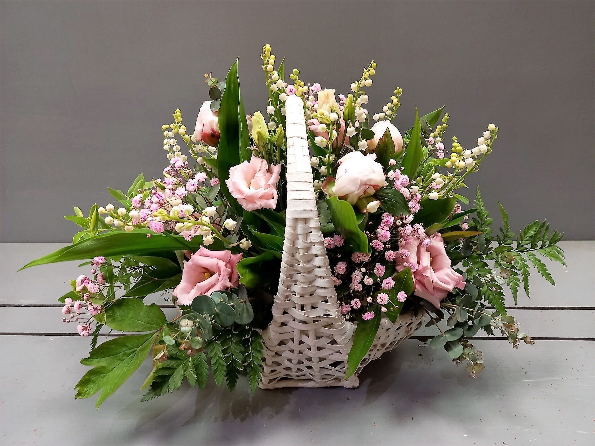 Composition florale dans un panier