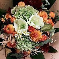 Composition florale avec des fruits