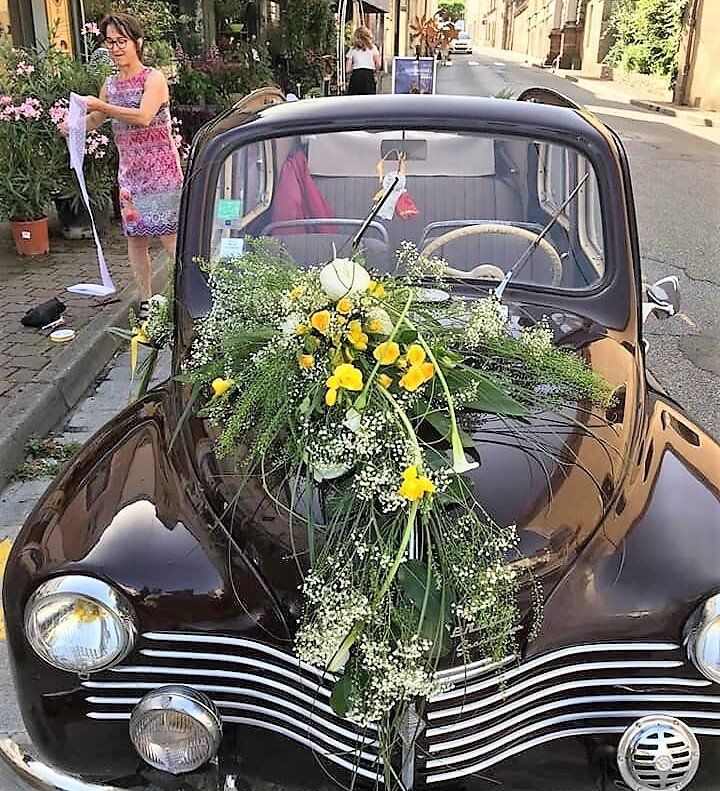 Bouquet sur une voiture ancienne noire