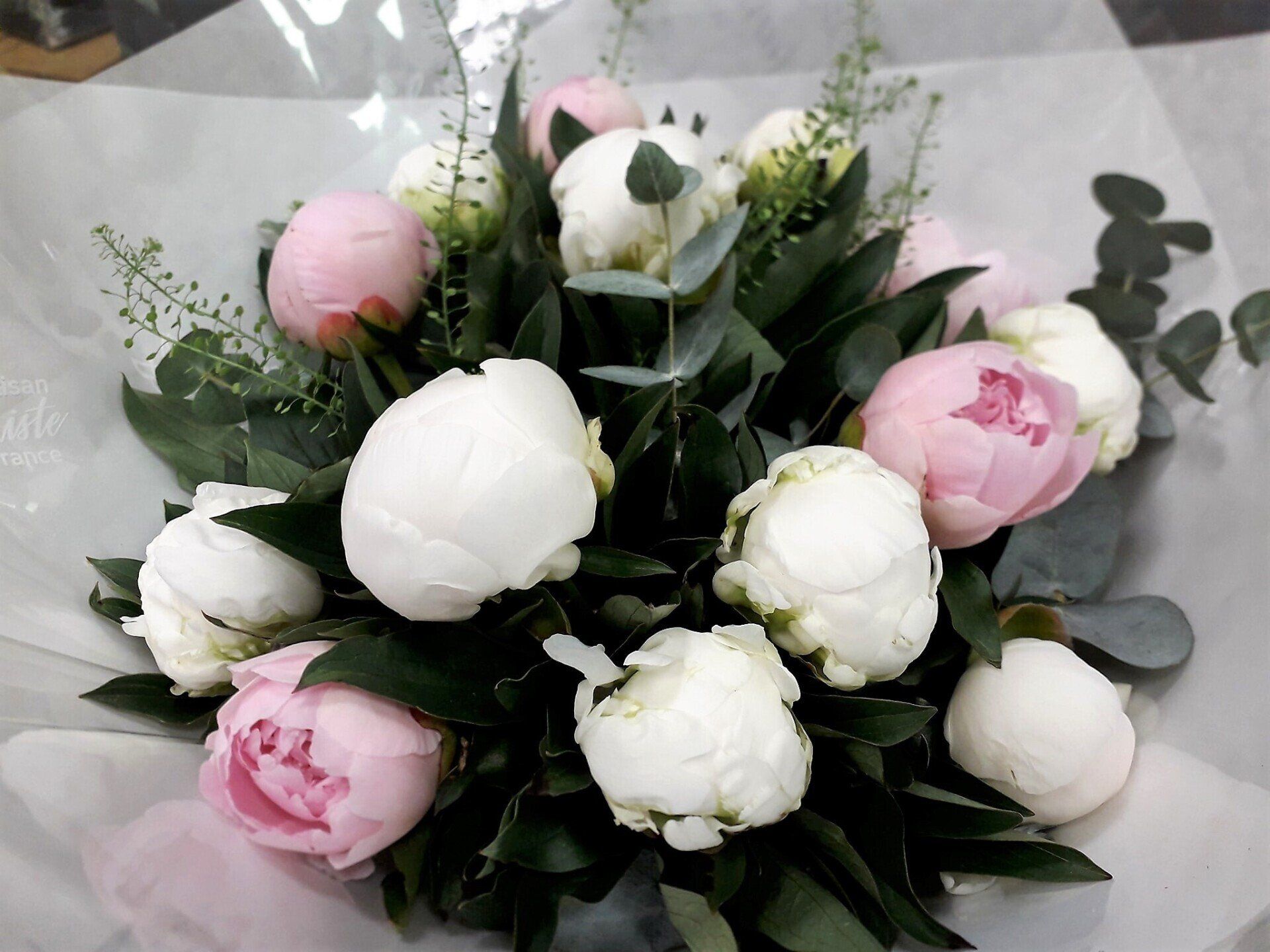 Composition avec des roses blanches