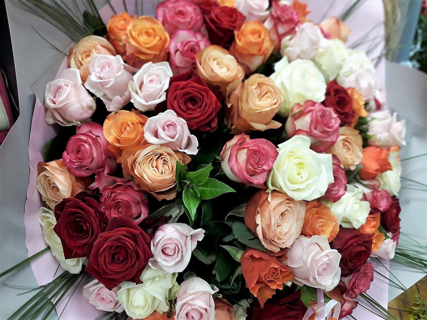 Bouquets avec des roses de différentes couleurs
