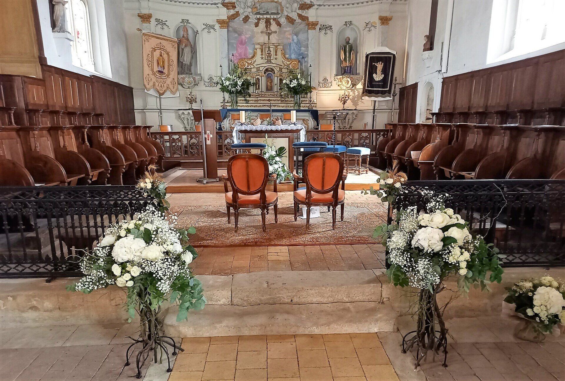 Bouquets devant l'autel d'une église