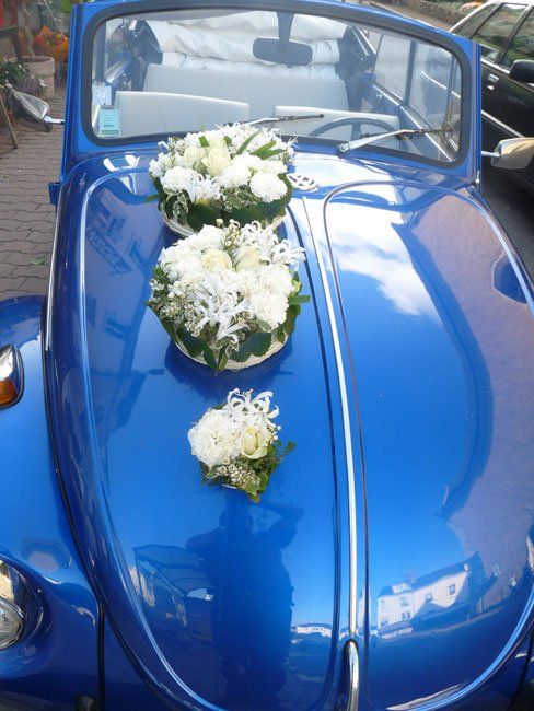 Bouquets sur une voiture bleue