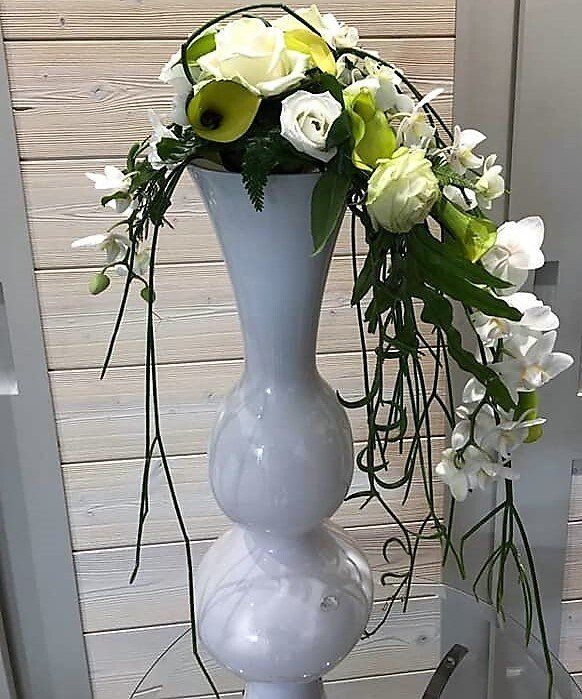 Vase blanc avec fleurs