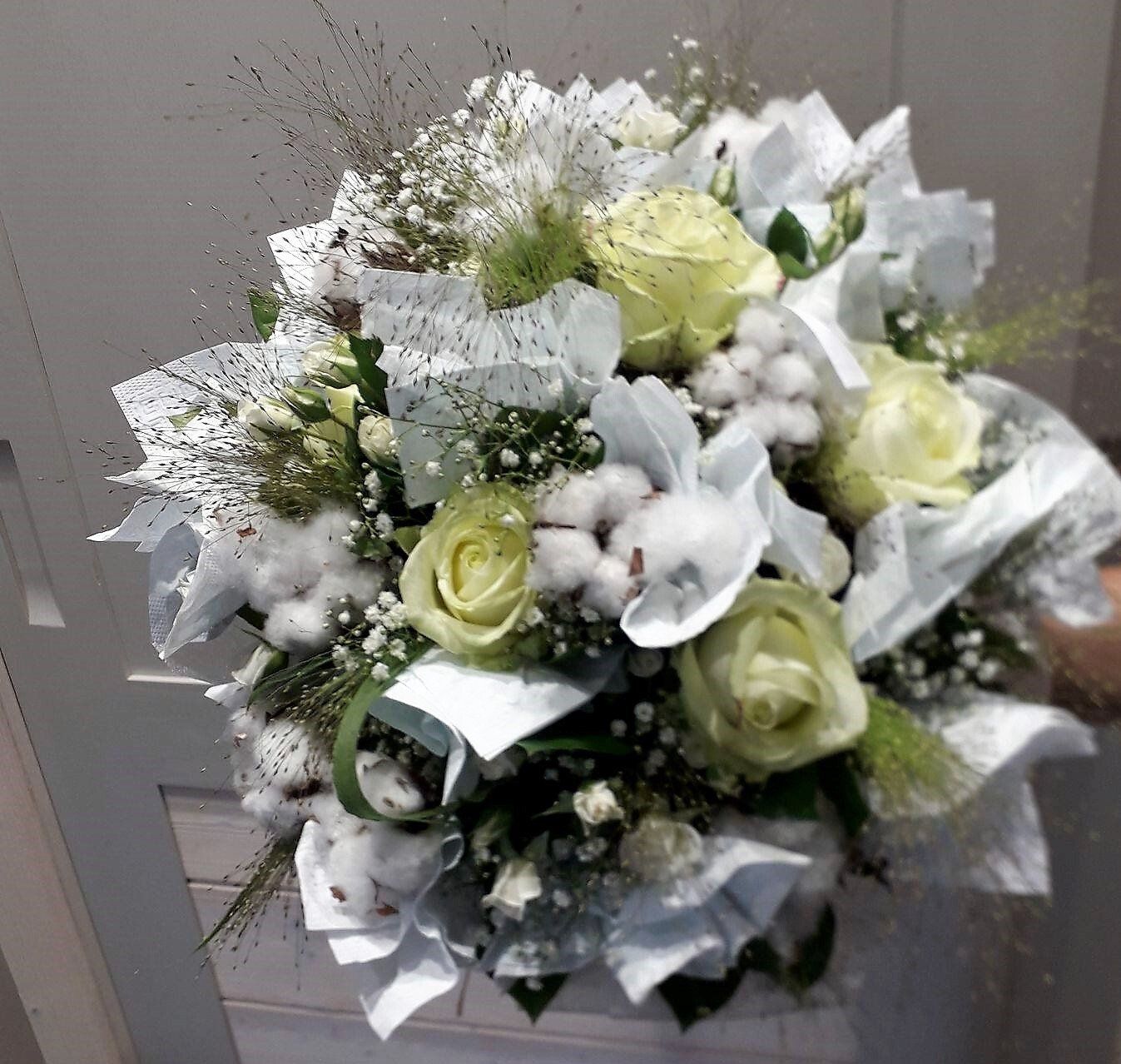 Bouquet avec fleurs blanches et jaunes