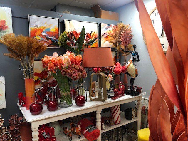 Objets de décoration rouges