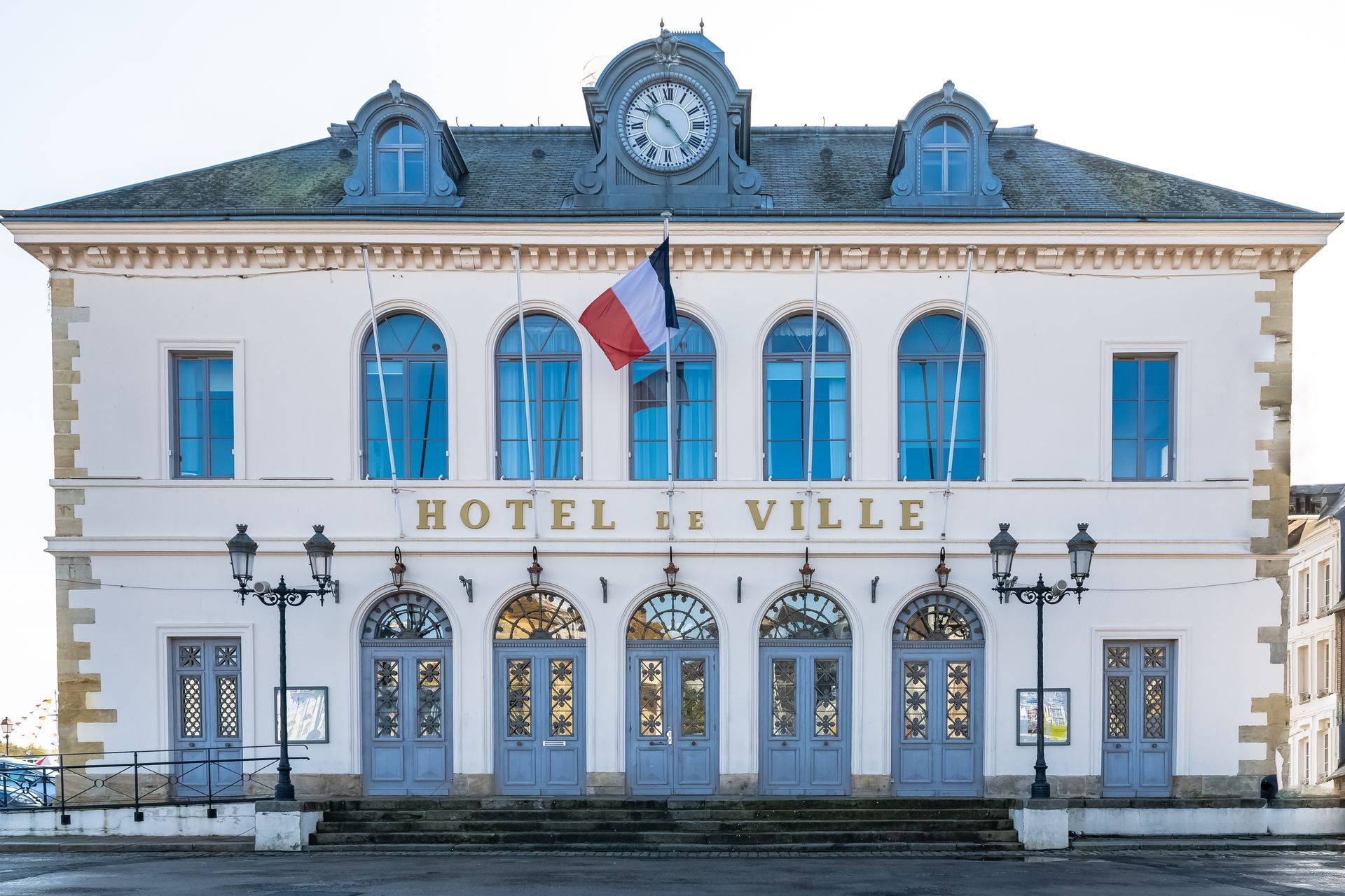 Hôtel de Ville orné d'un drapeau français.