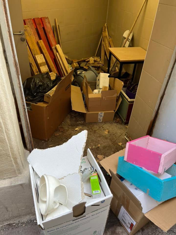 A room filled with boxes and a table.