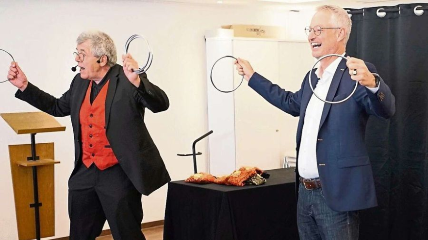 Zauberer und Assistenz beim Trick mit Ringen 