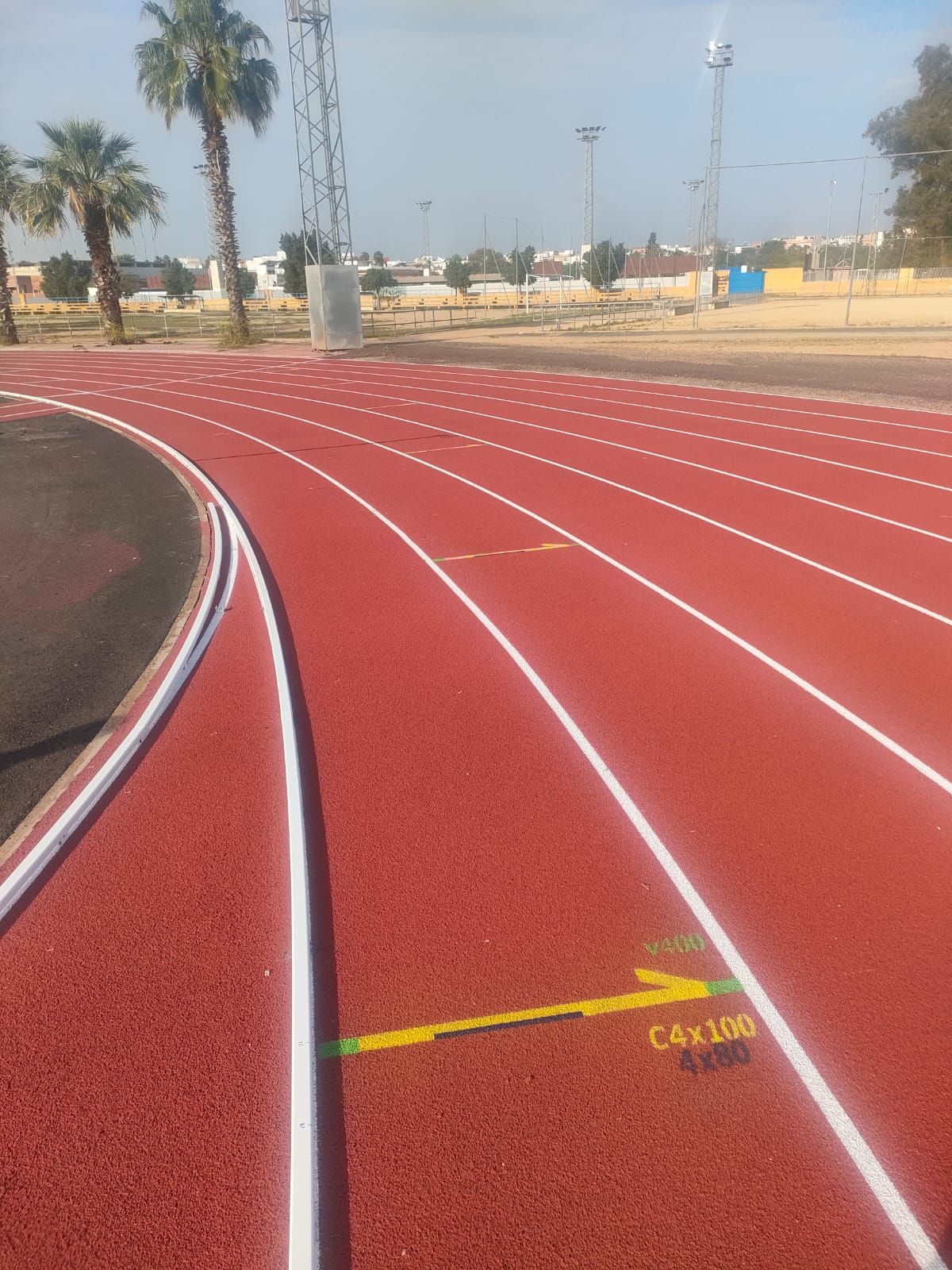 Una pista azul con el número 8 pintado en ella