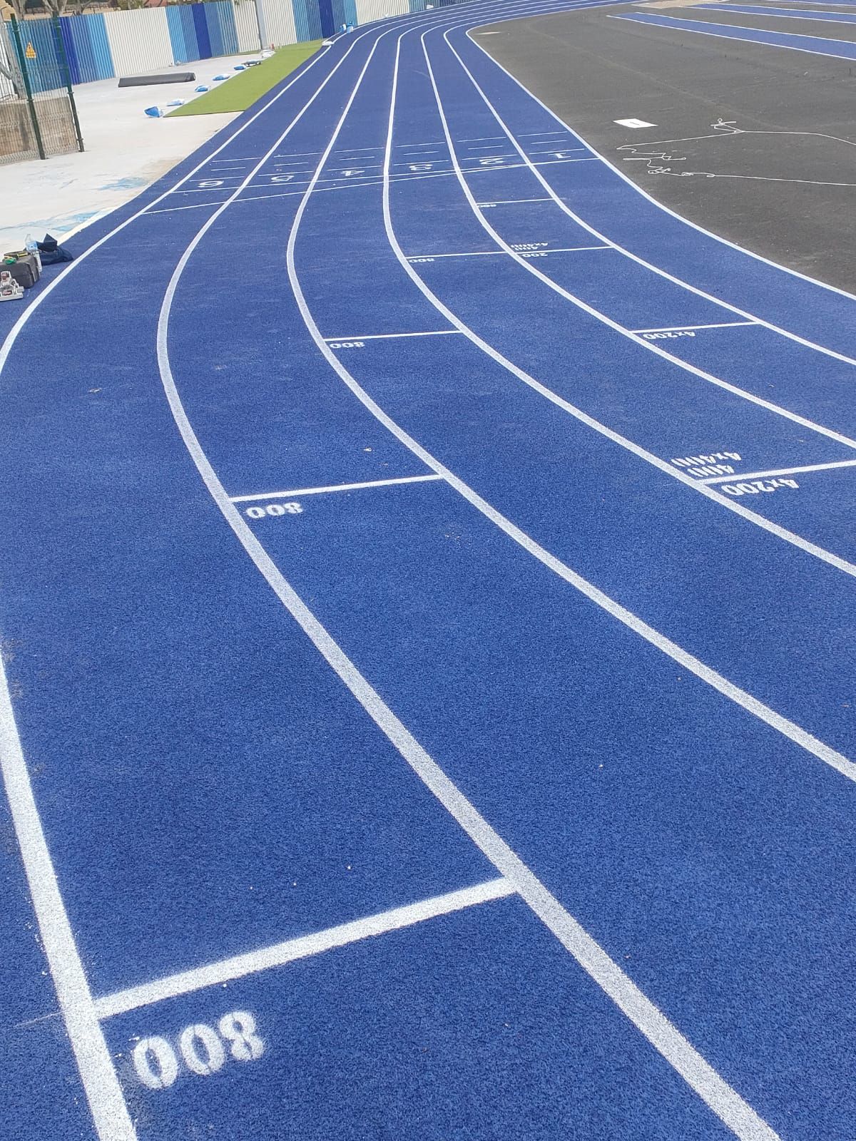 Una pista con el número 008 pintado en ella