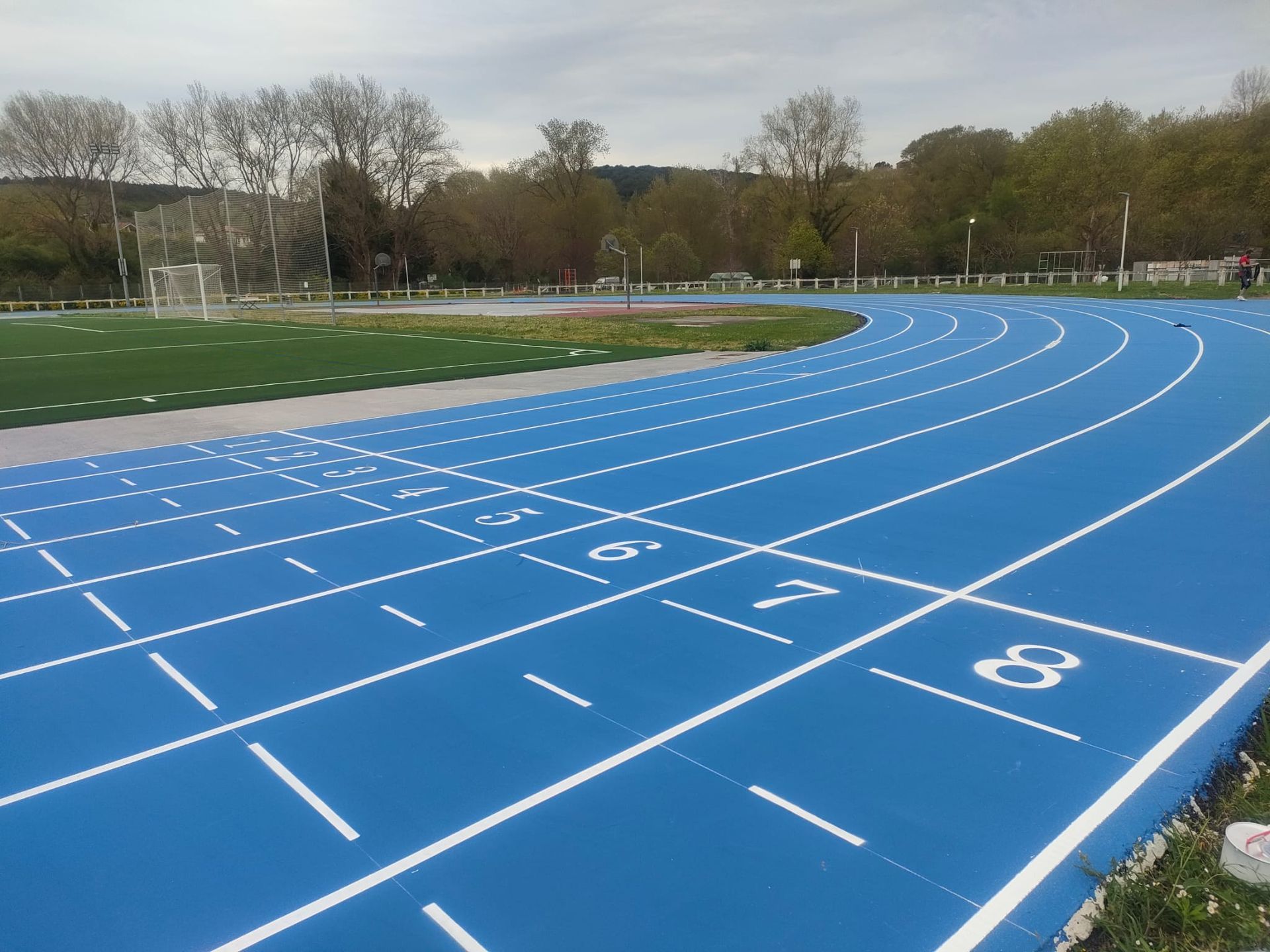 Una pista azul con el número 8 pintado en ella