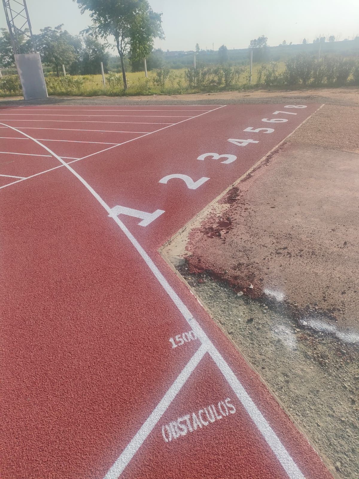 Una pista roja con líneas blancas y números pintados en ella.