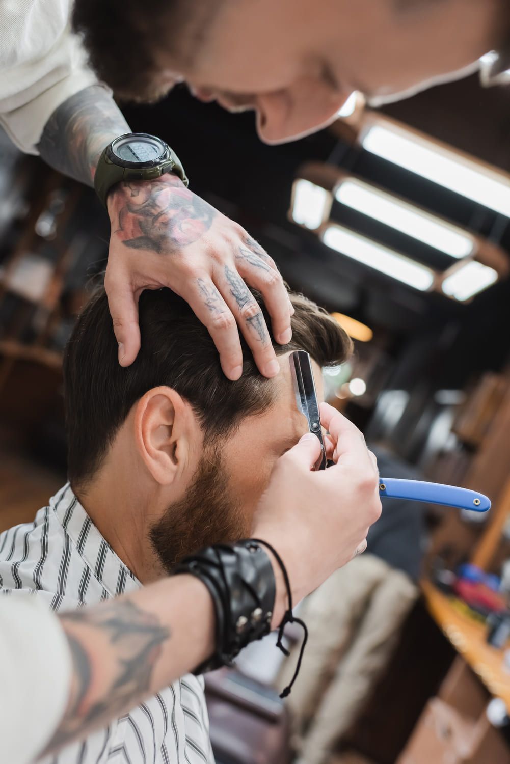 Un hombre se está cortando el pelo en una barbería.