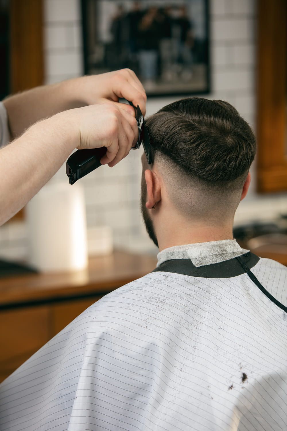 Un hombre se está cortando el pelo en una barbería.