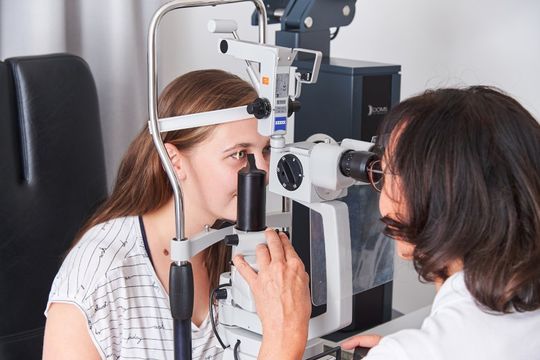 Augenärztin in Passau bei der Augenuntersuchung