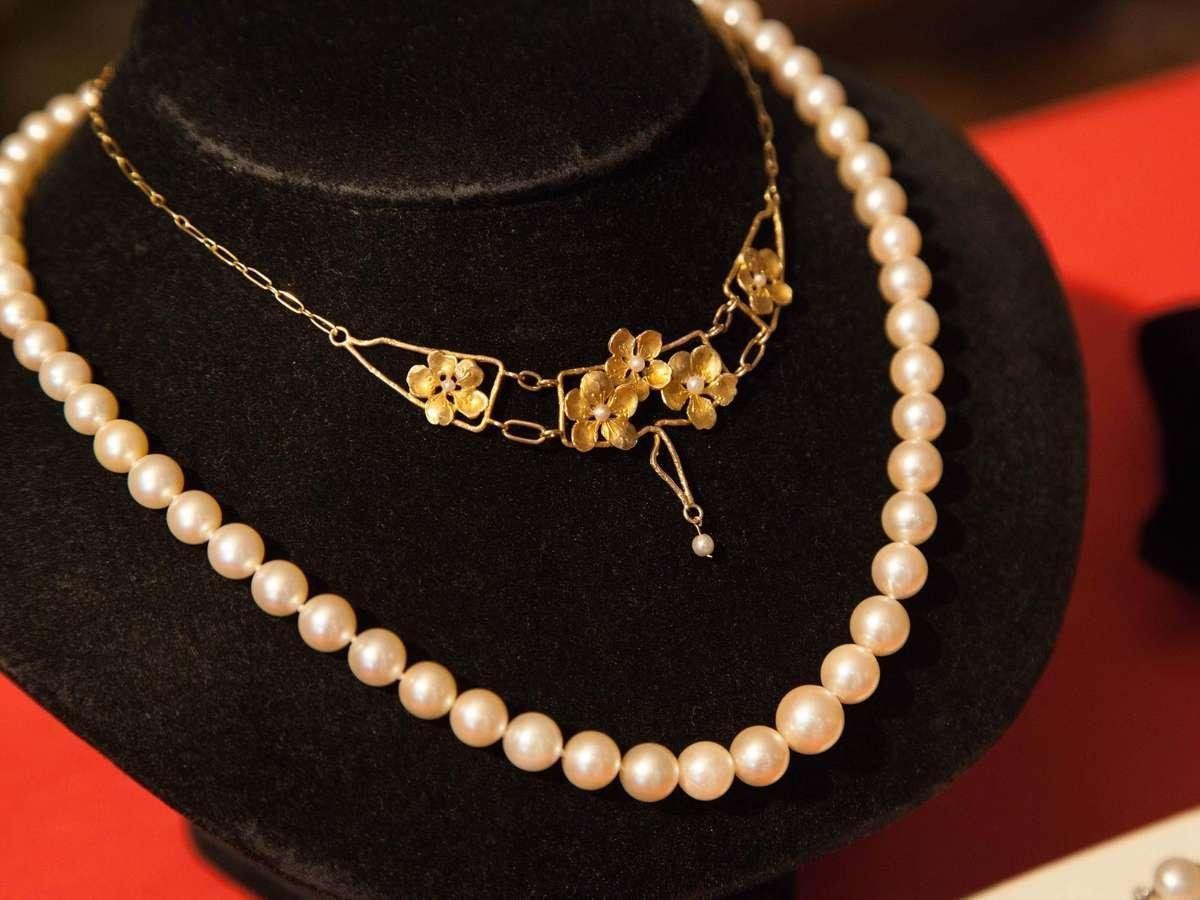 Colliers de fleurs en or