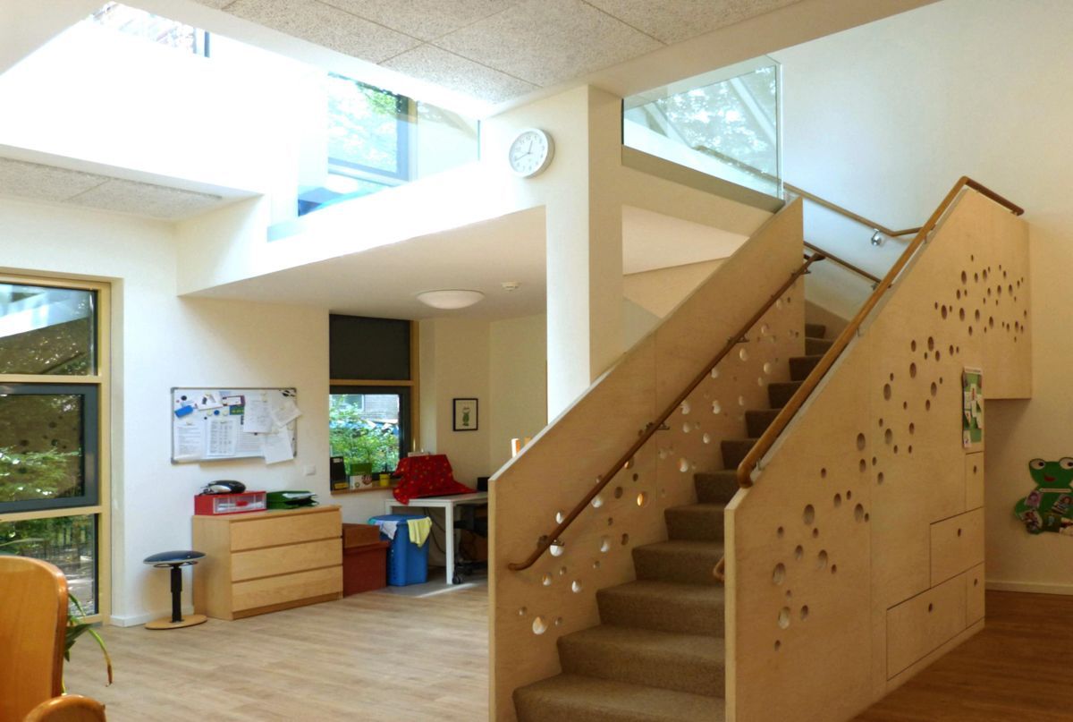 Eine Treppe mit einem Holzgeländer in einem Raum