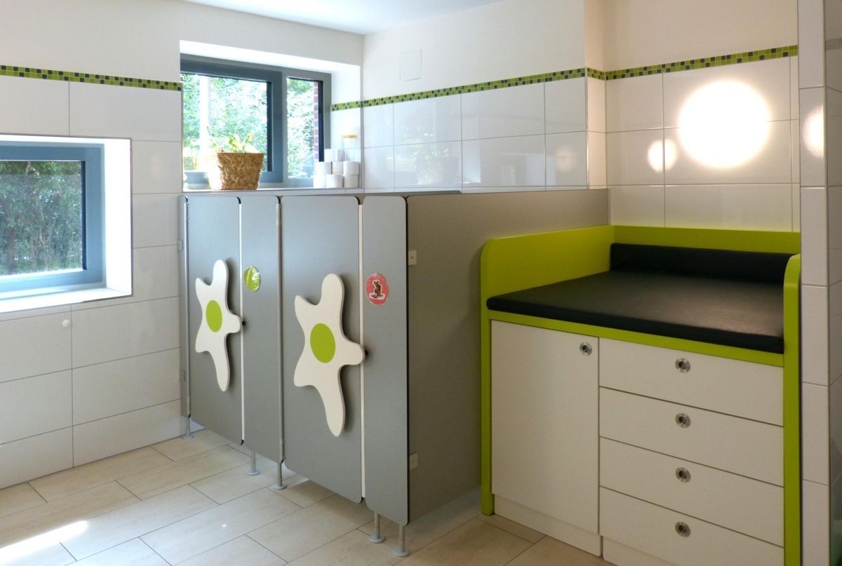 Ein Badezimmer mit Wickeltisch und Fenster