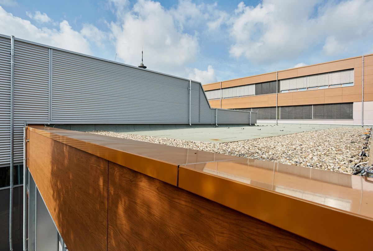 Ein Gebäude mit einem Dach, auf dem viele Steine ​​liegen.