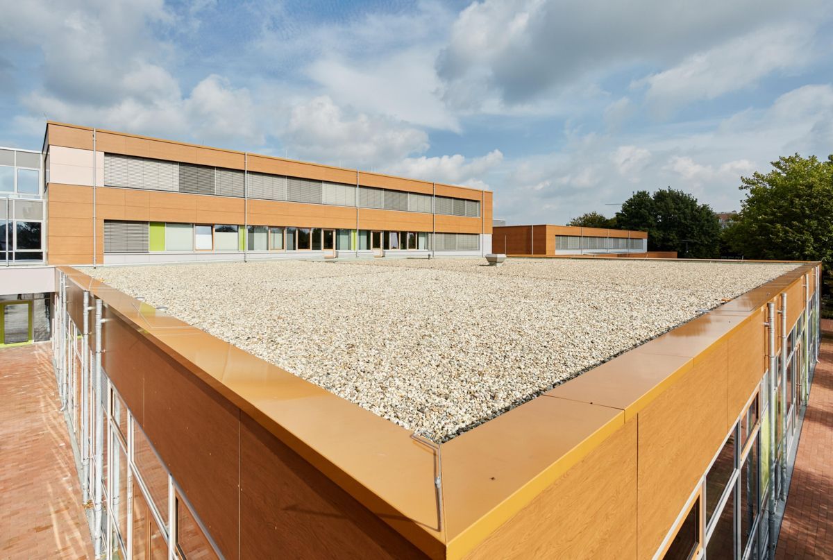 Das Dach eines Gebäudes mit Kiesdach