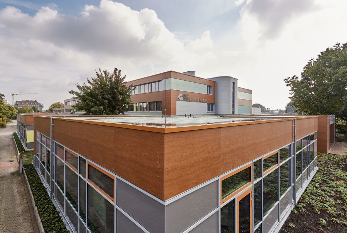 Eine Luftaufnahme eines großen Gebäudes mit vielen Fenstern.