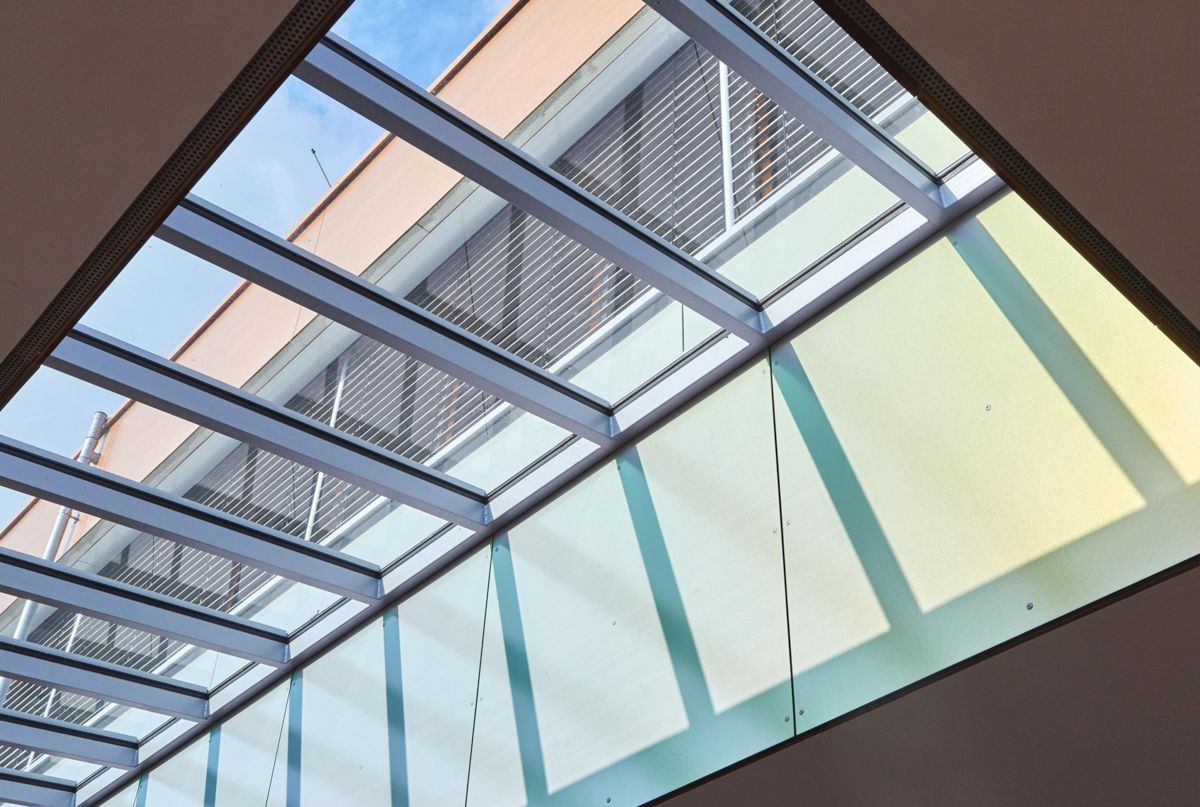 Blick nach oben zu einem Oberlicht in einem Gebäude