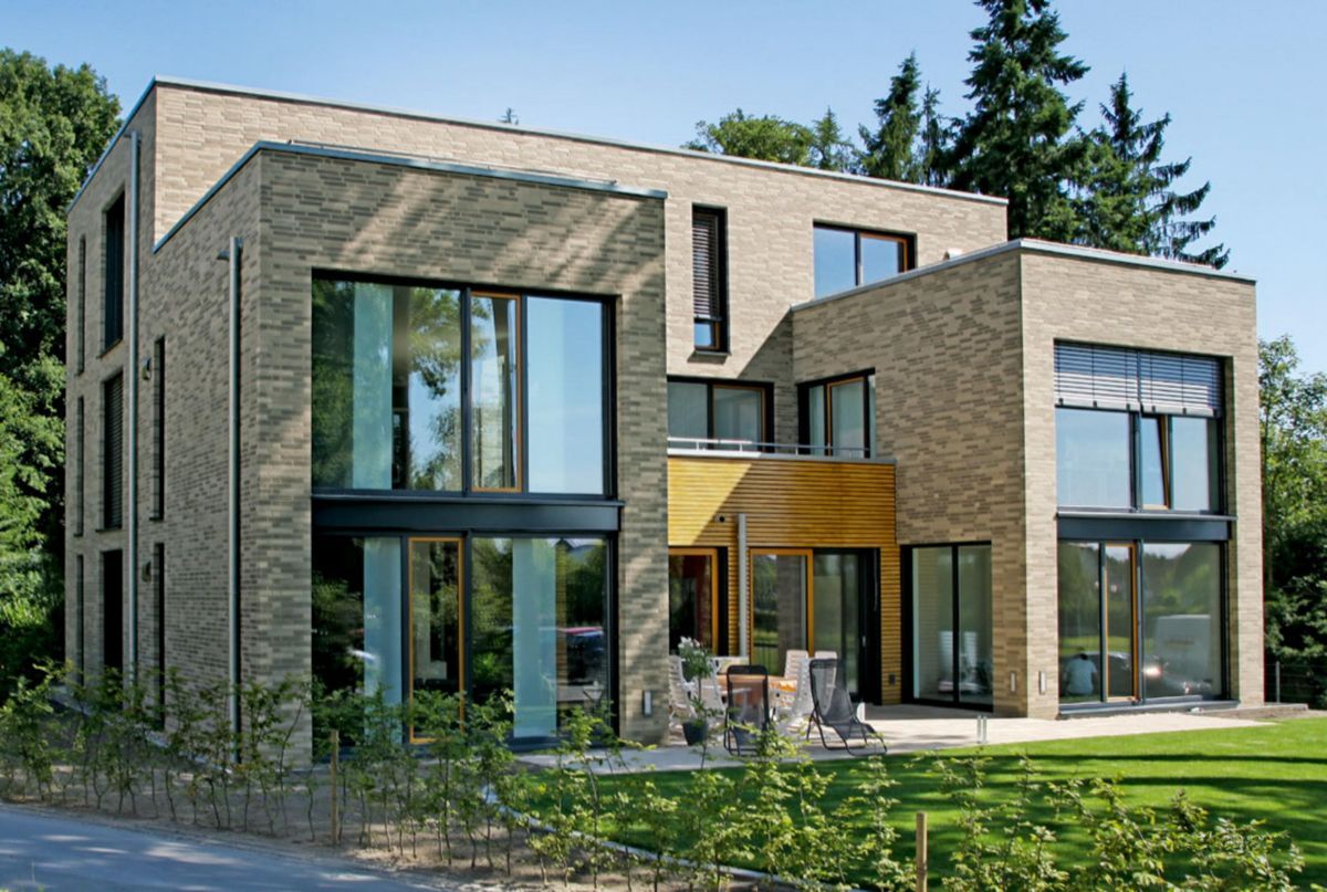 Ein großes Backsteinhaus mit vielen Fenstern