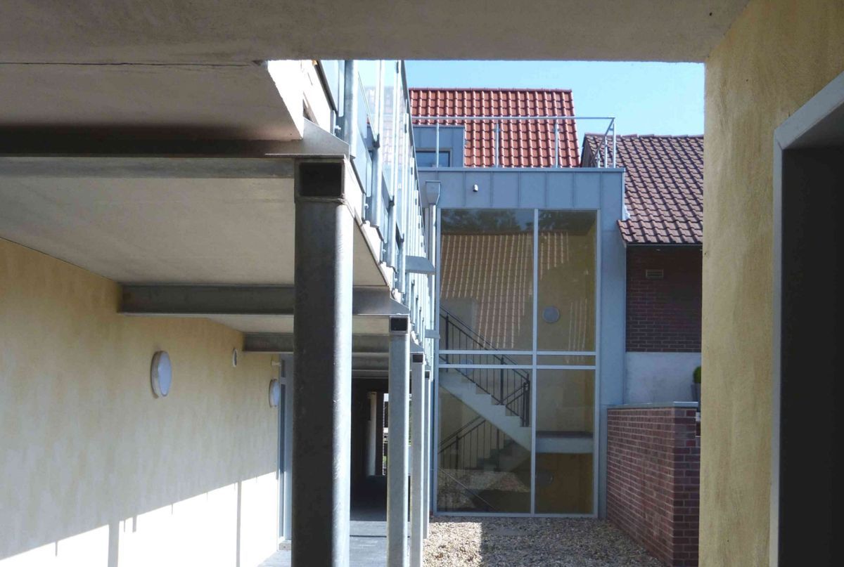 Ein Gebäude mit einer Treppe, die in den zweiten Stock führt