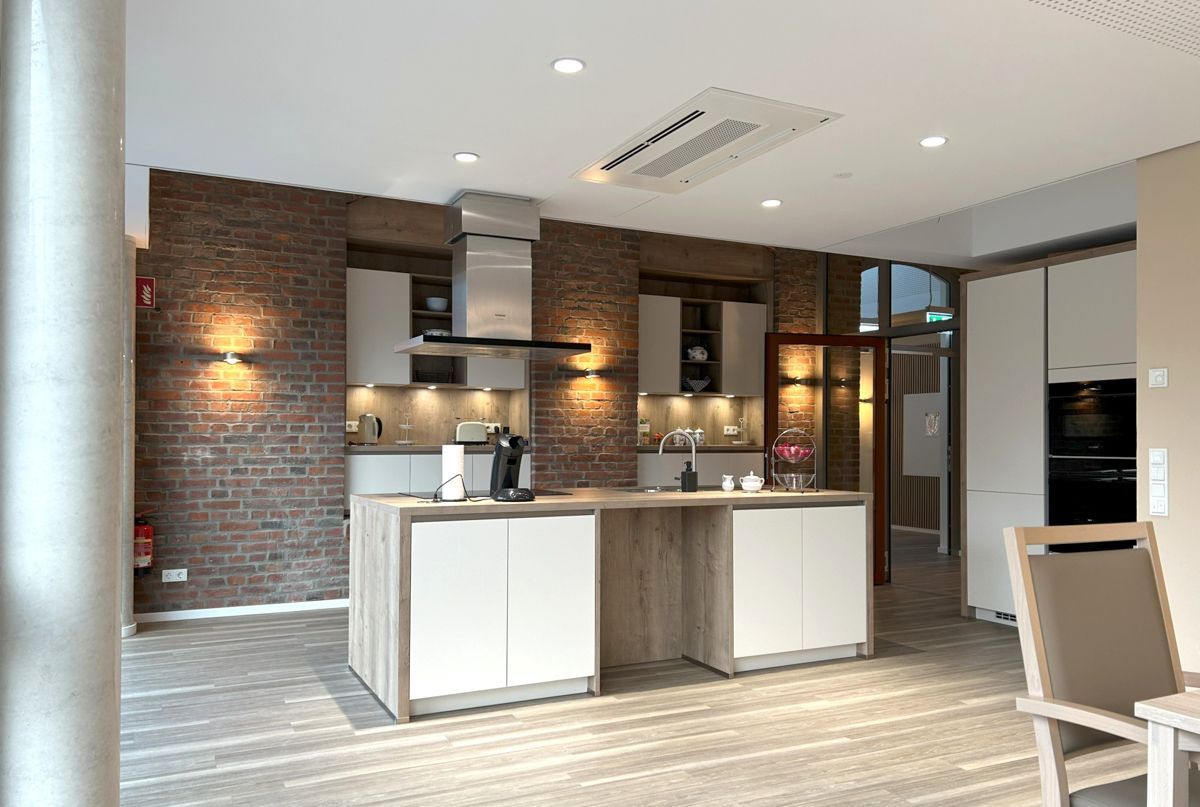 Eine Küche mit einer großen Insel in der Mitte des Raumes.