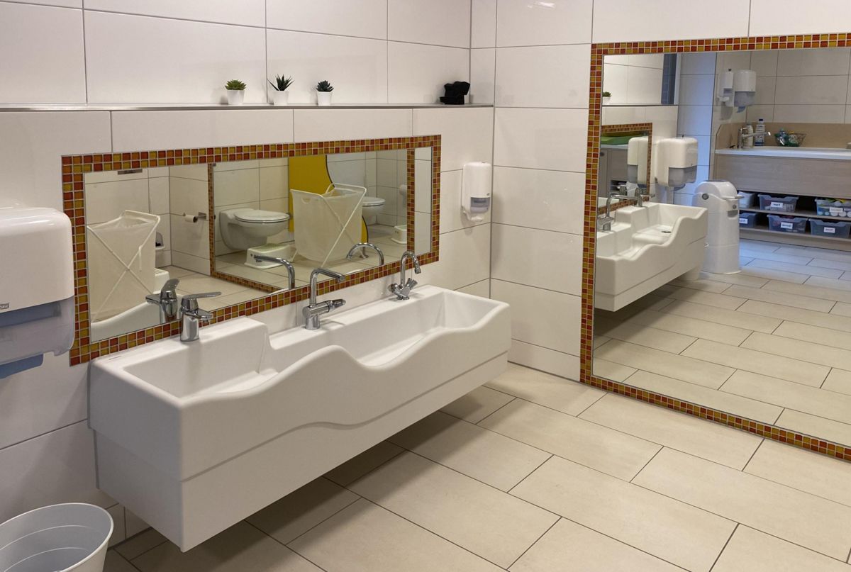 Ein Badezimmer mit zwei Waschbecken und zwei Spiegeln.