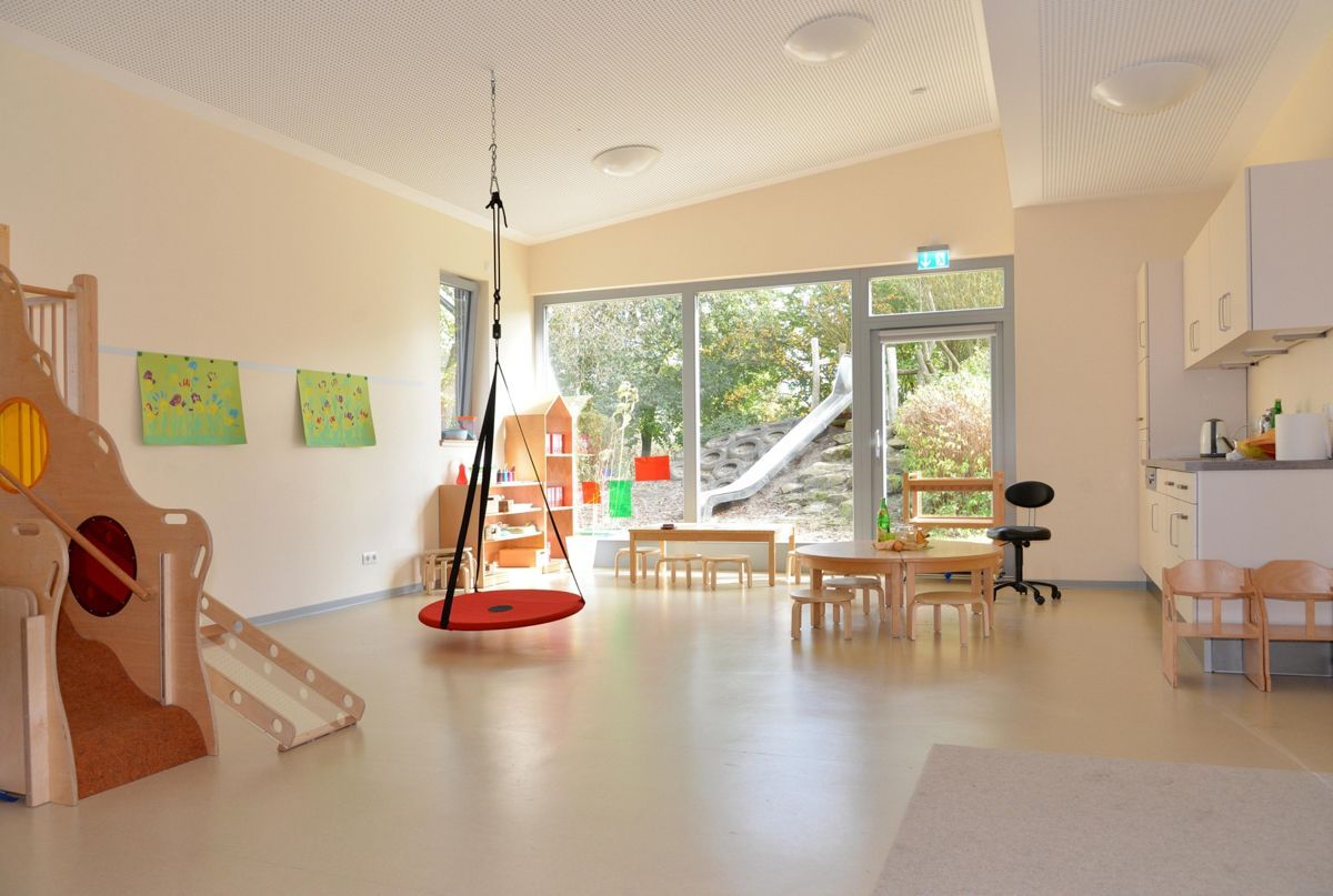 In der Mitte des Raumes steht eine Schaukel.