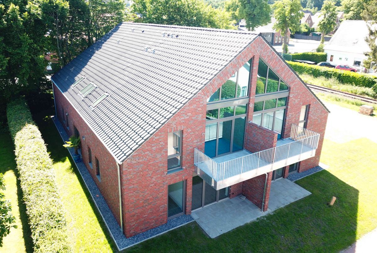 Eine Luftaufnahme eines großen Backsteingebäudes mit Balkon.