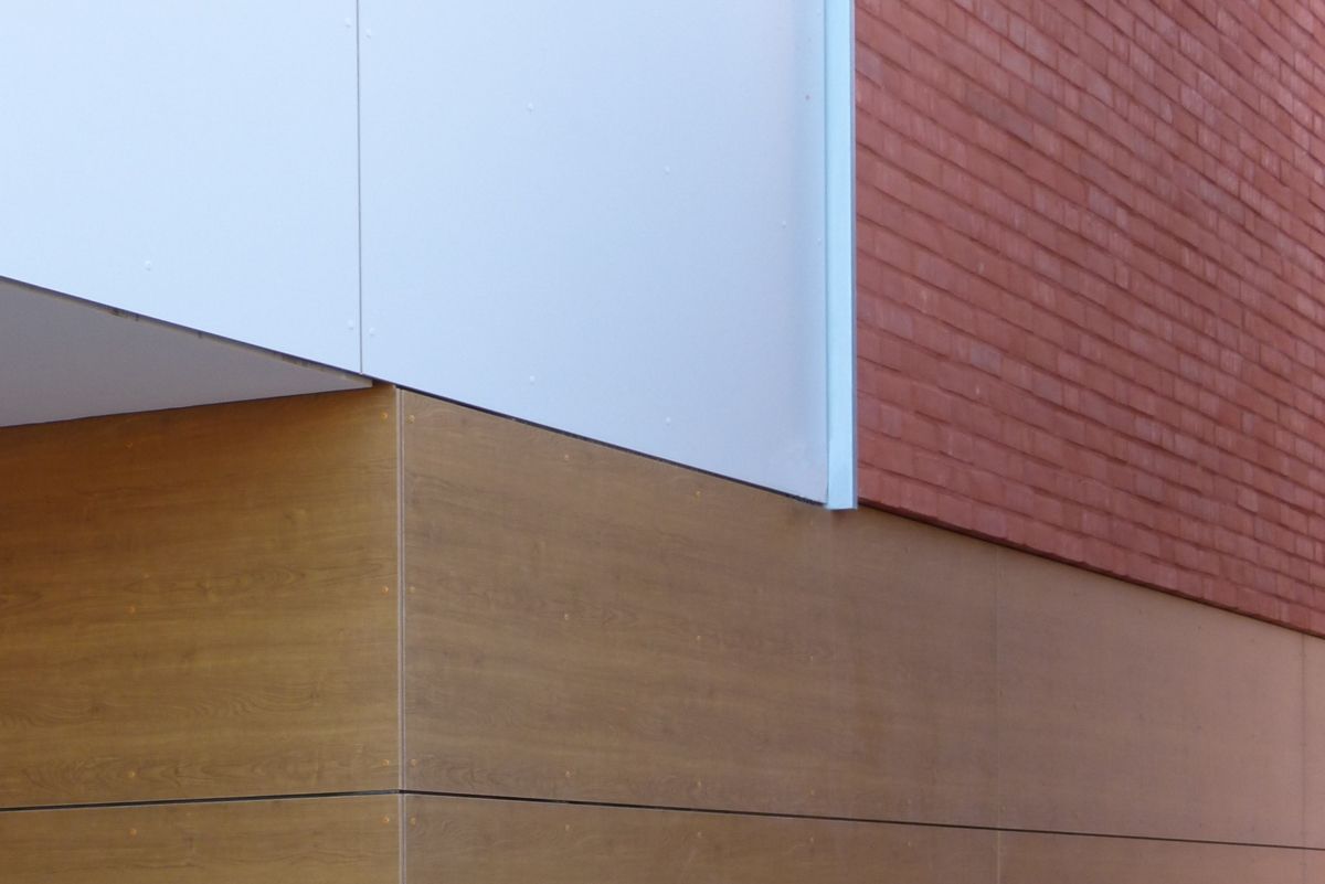 Eine Nahaufnahme eines Gebäudes mit einer Ziegelwand und einer Holzwand.