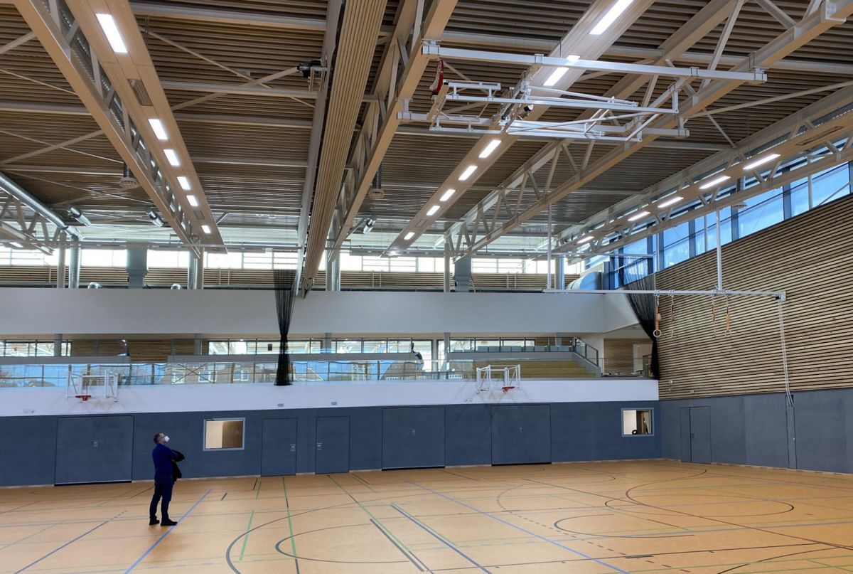 Ein Mann steht auf einem leeren Basketballplatz.