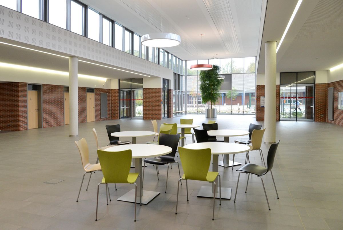 Ein großer Raum mit Tischen und Stühlen