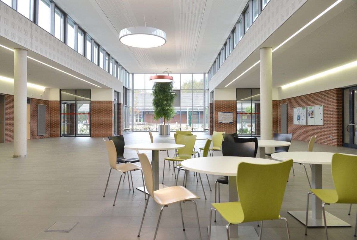 Ein großer Raum mit Tischen und Stühlen