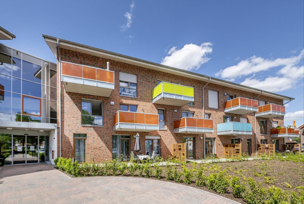 Ein großes Backsteingebäude mit vielen Fenstern und Balkonen.