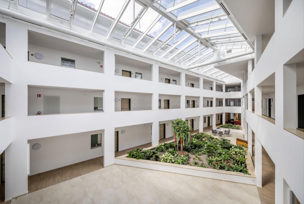 Ein großes Gebäude mit vielen Fenstern und einem Glasdach