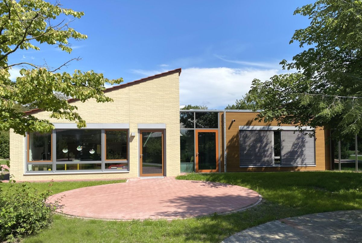 Ein Backsteingebäude mit einer kreisförmigen Auffahrt davor